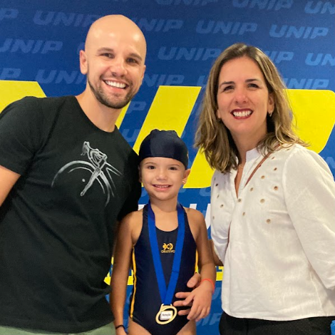 Famílias compartilhando uniformes e livros escolares
